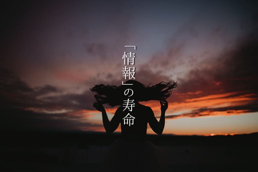 髪を掻き上げる女性